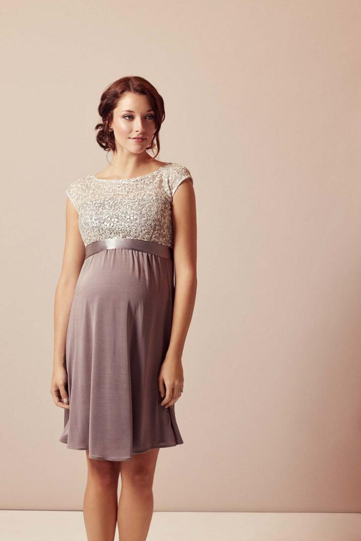 25 vestidos de fiesta para embarazadas: estilismos que valen por