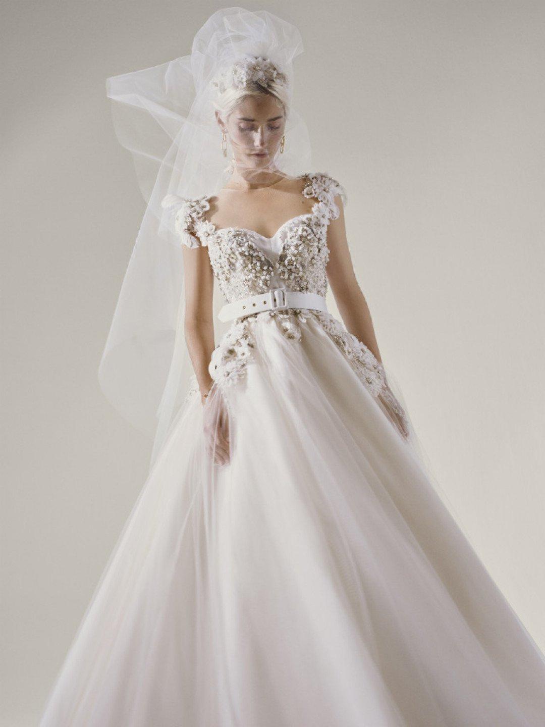 vestidos de novia princesa con decorados en escote 