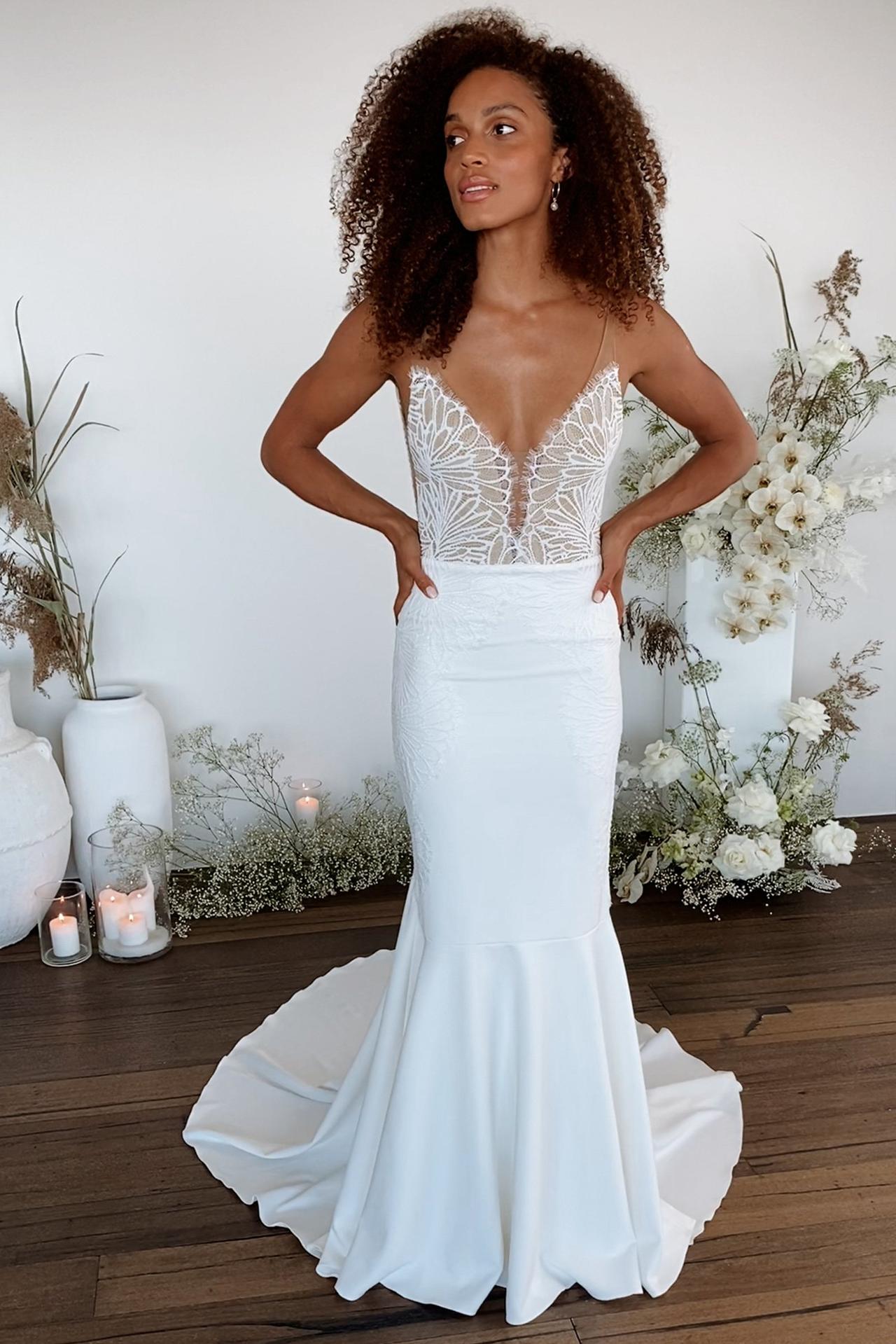 vestido de novia con escote de encaje y falda lisa con cauda