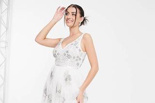 vestido de fiesta para boda blanco y con estampado