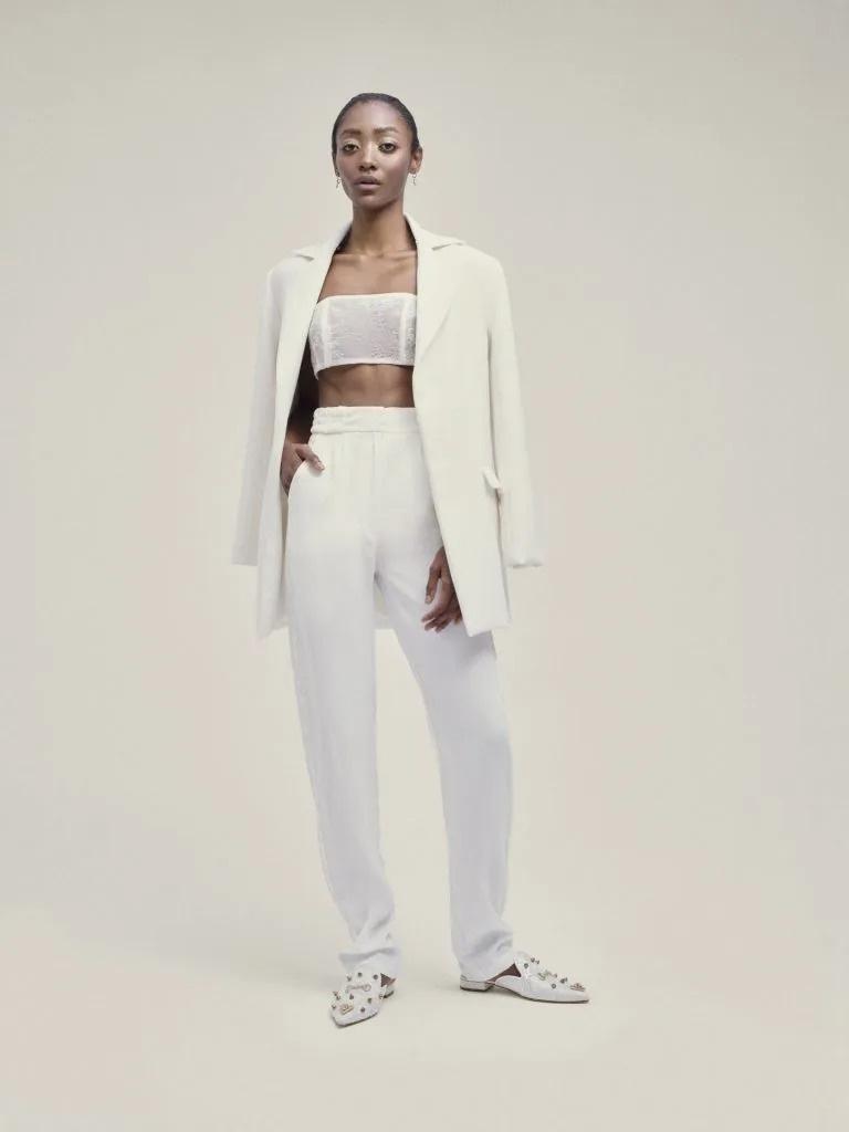 vestido de novia con pantalón, top y blazer para boda civil
