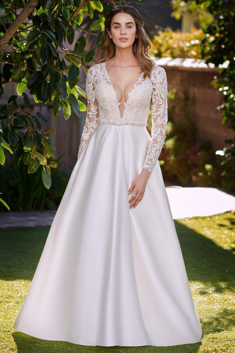 vestido de novia con manga larga de encaje y falda corte a lisa