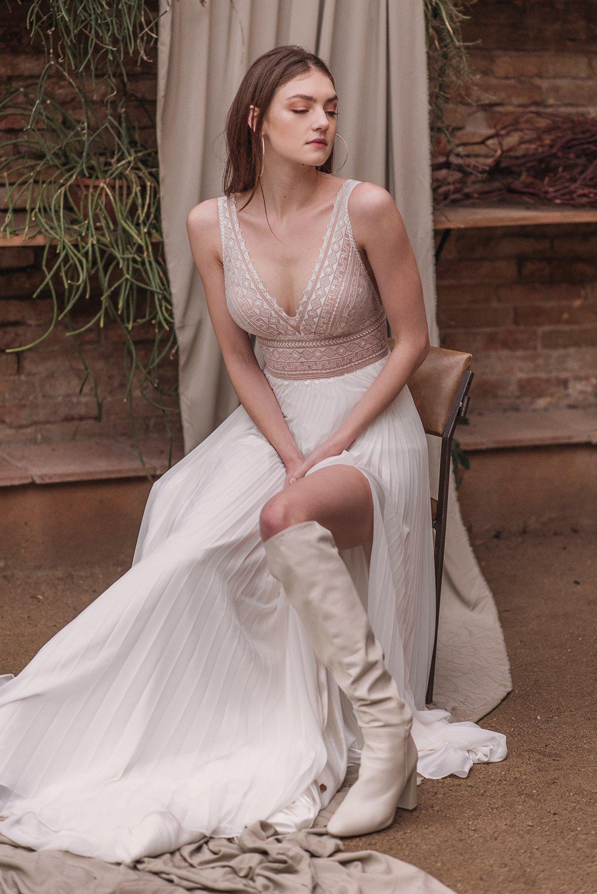 vestido de novia con escote en V color ivory y nude