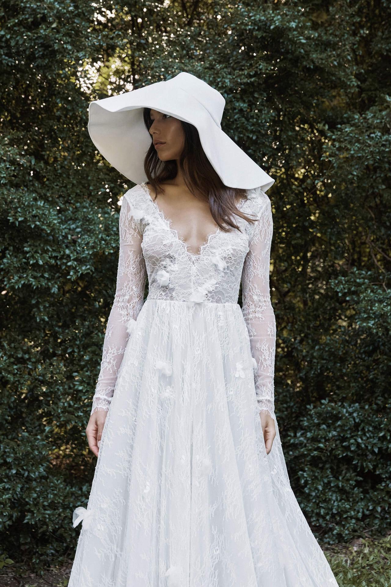 vestido de novia corte A de manga larga y escote en v de encaje