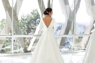 vestido de novia cauda larga y escote en la espalda en forma de V