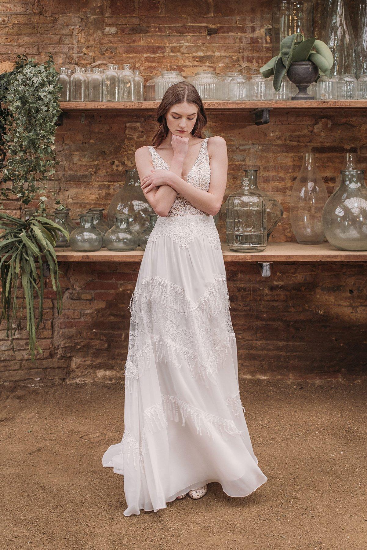 vestido de novia bohemio con escote en V y flecos