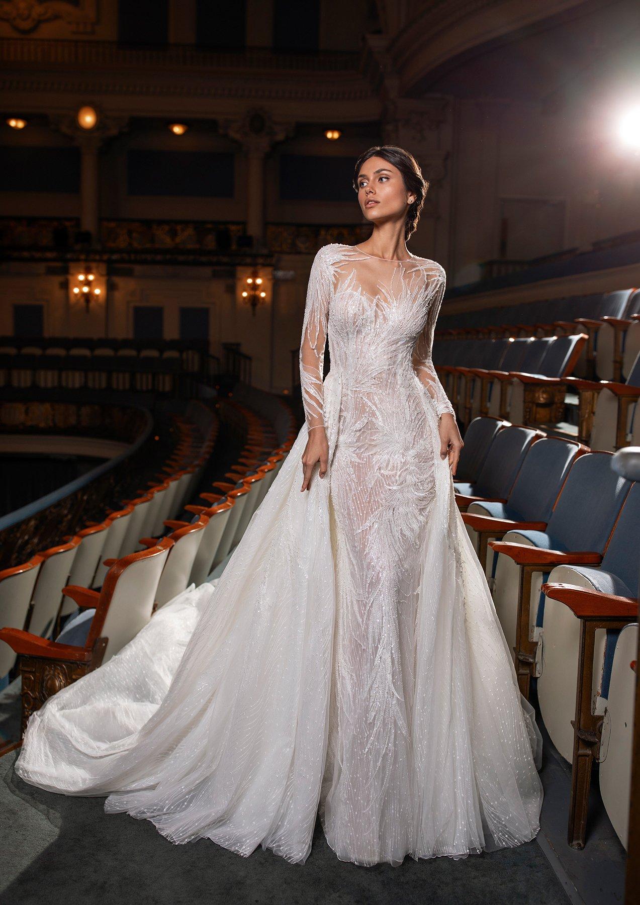 vestido de novia con falda desmontable y mangas con transparencia