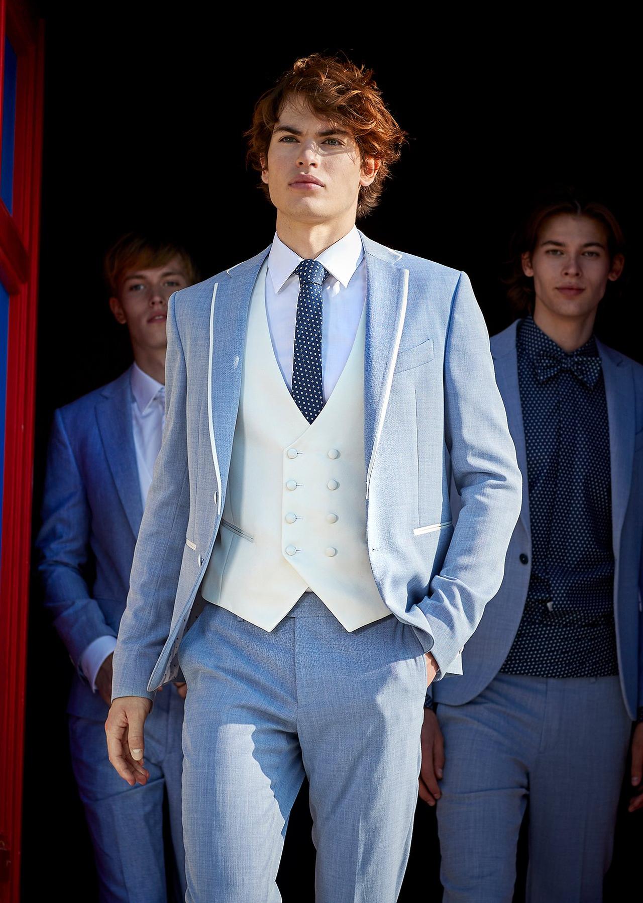 traje elegante para boda celeste