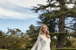 vestido de novia corte princesa con manga larga y velo como complemento