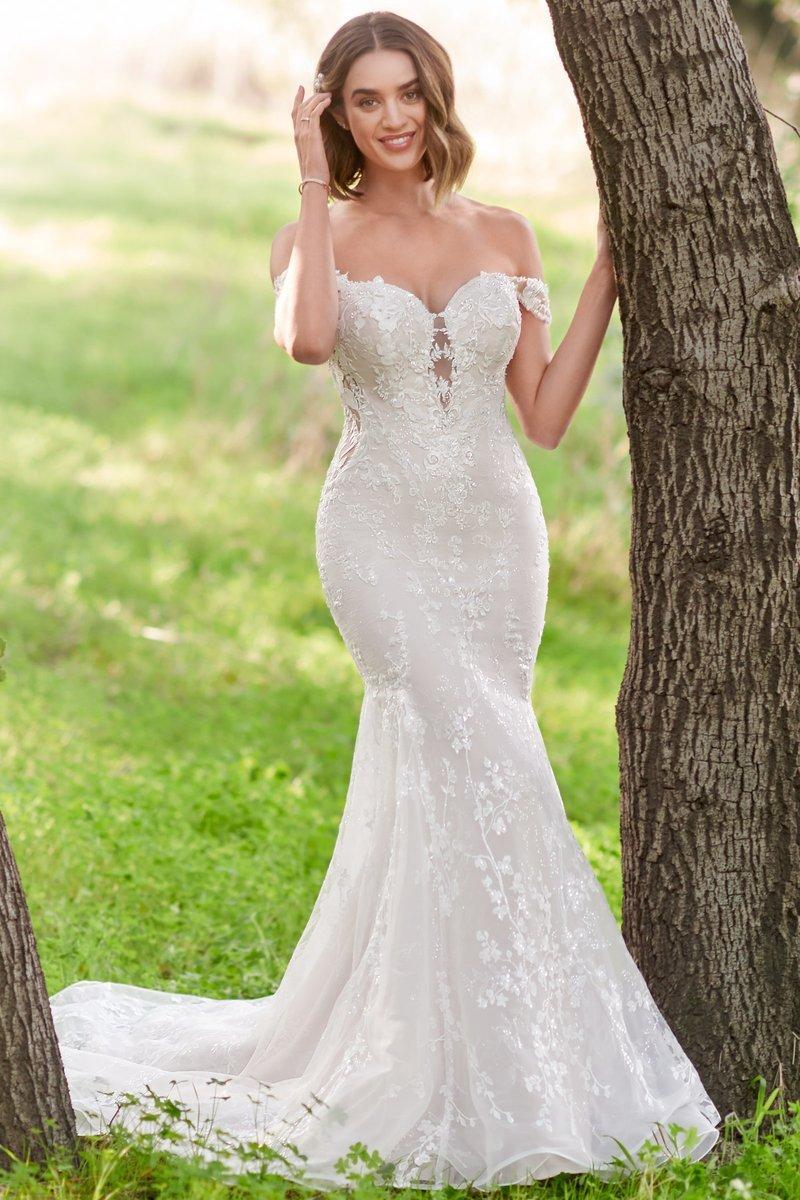 vestido de novia con mangas caidas y escote corazón