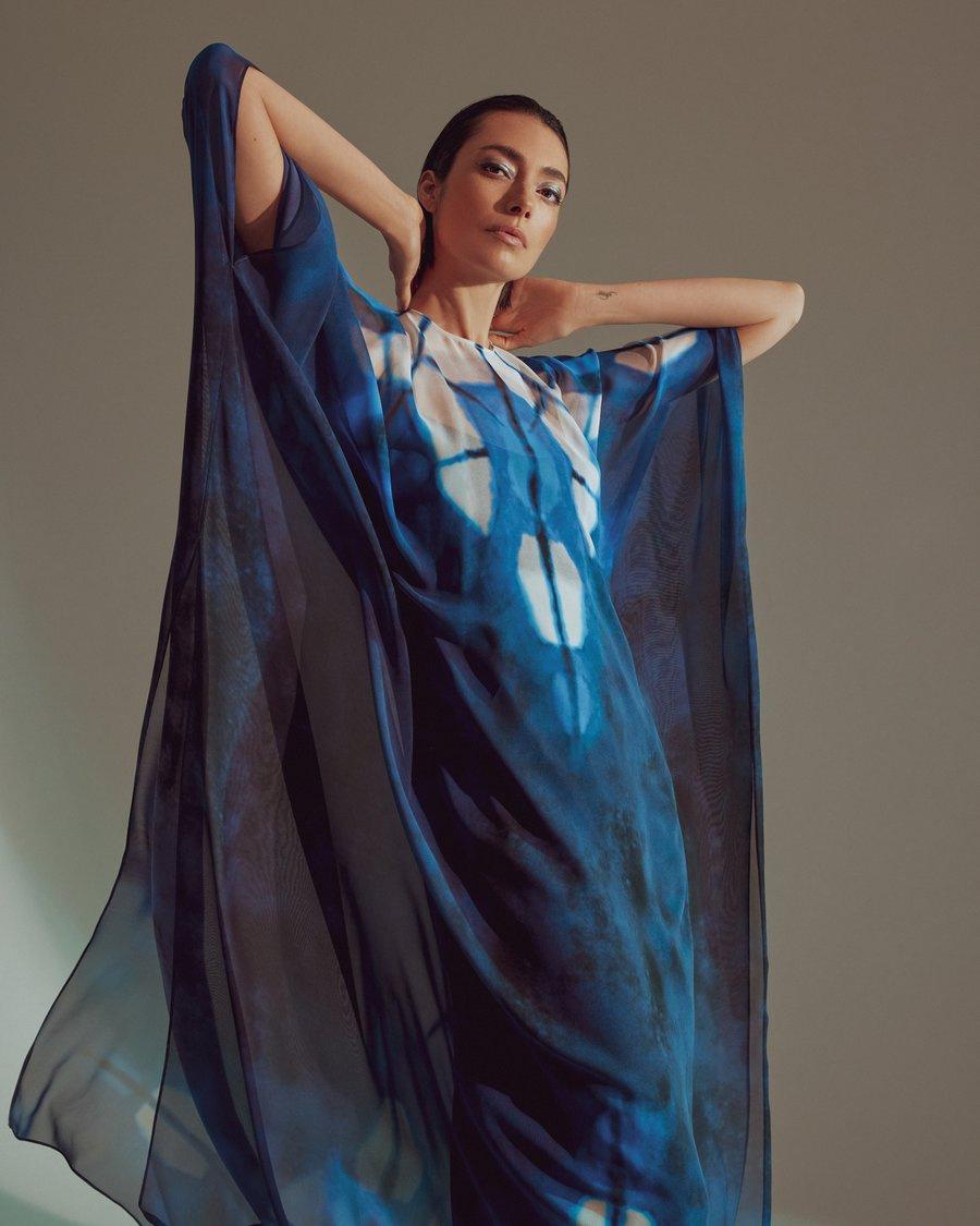 vestido de fiesta para boda estilo túnica azul estampado
