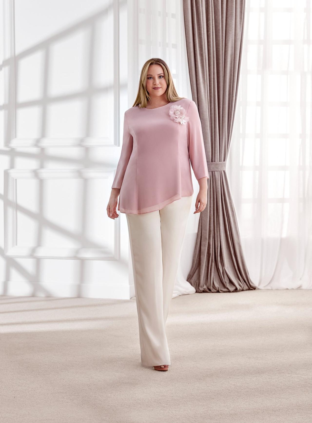 traje elegante para invitada de boda de pantalón blanco y blusa rosa