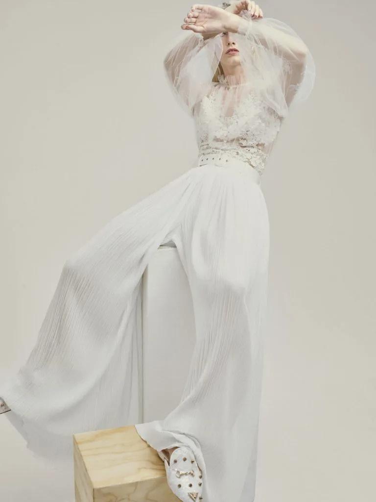 traje de novia con pantalón y top de tul con encaje
