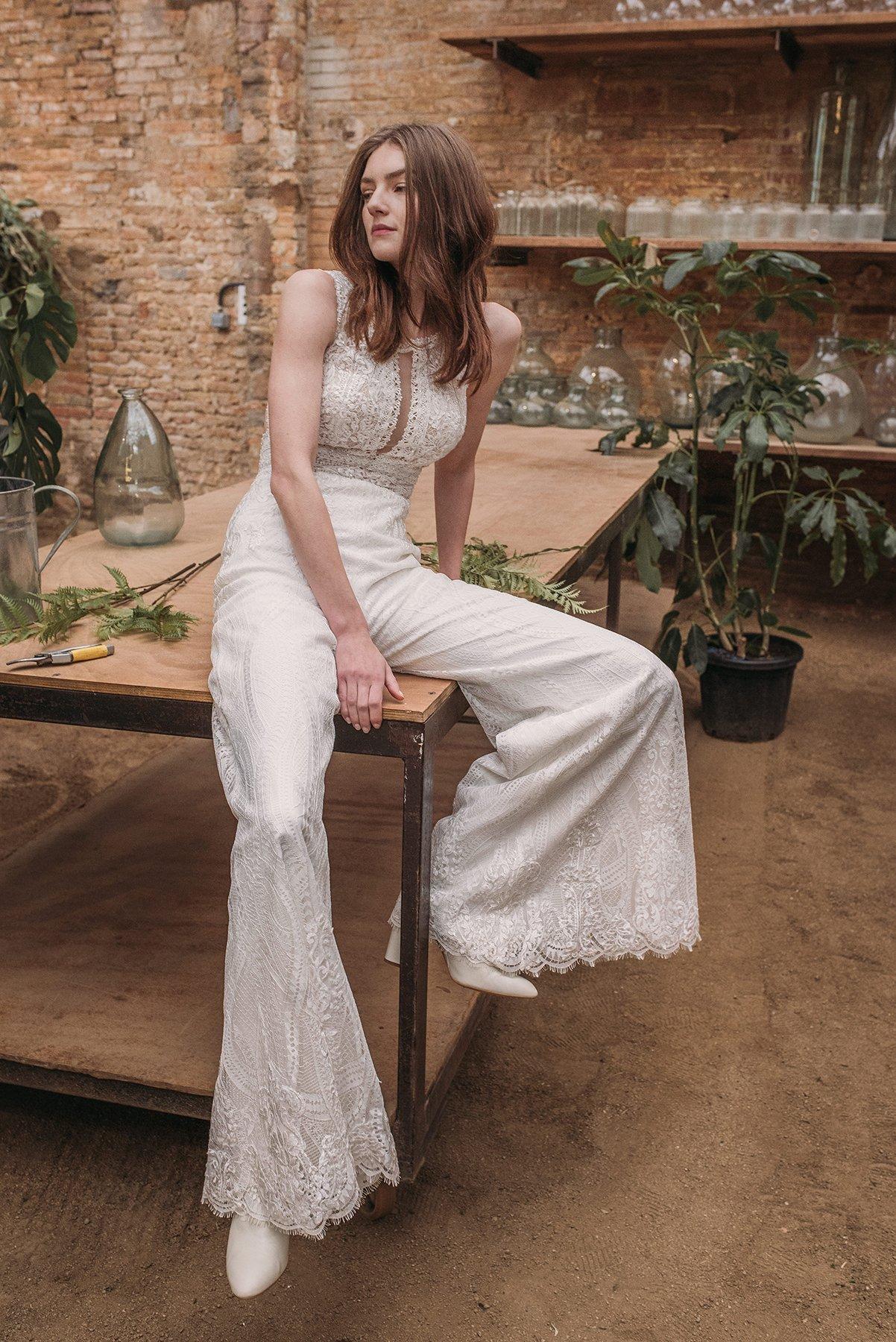 jumpsuit para novia con corpiño de encaje