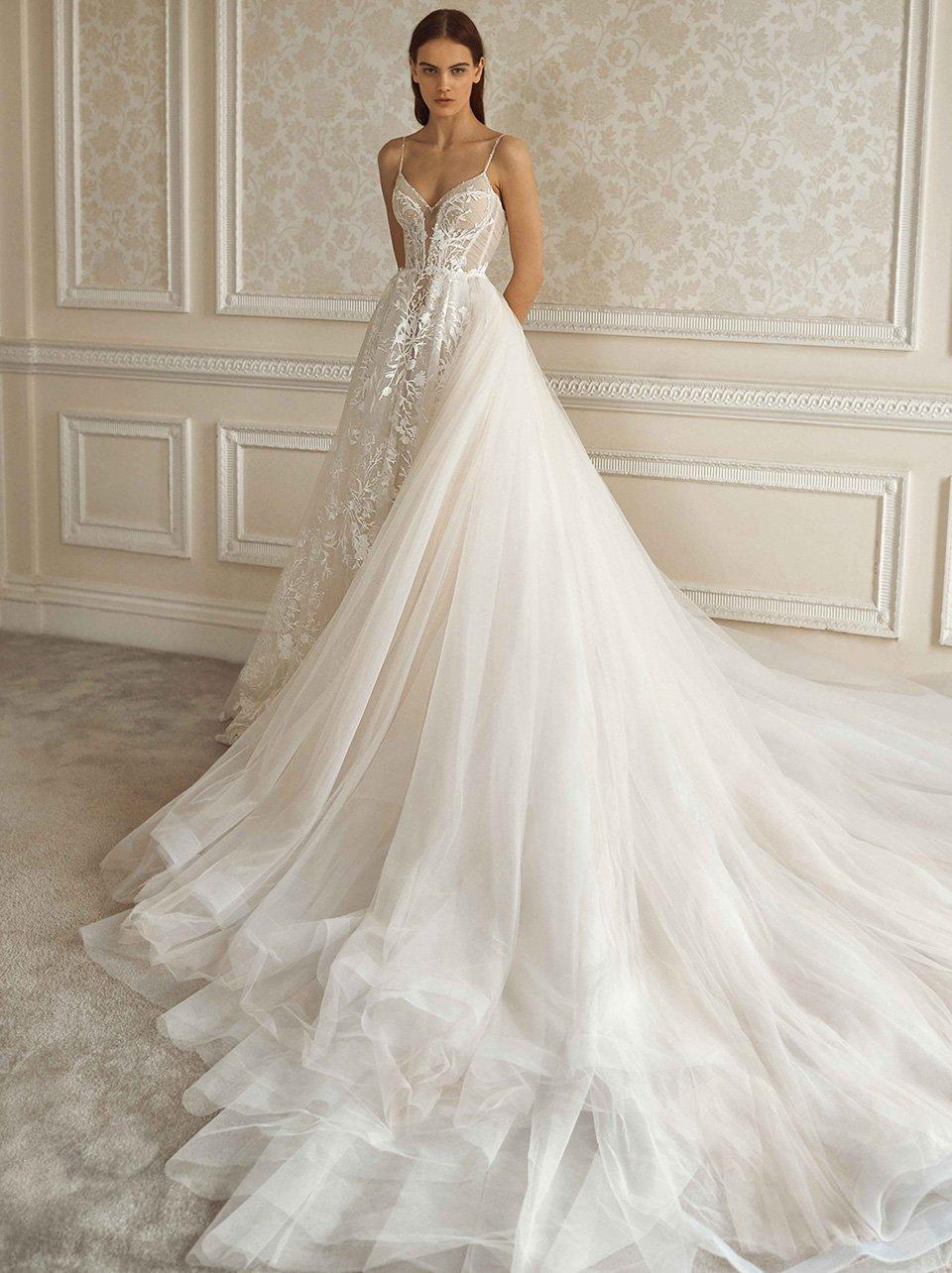 vestido de novia con cauda corte real