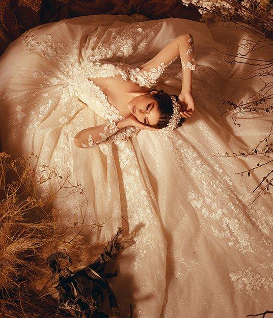 vestido de novia con encaje de escote en V y falda con volumen