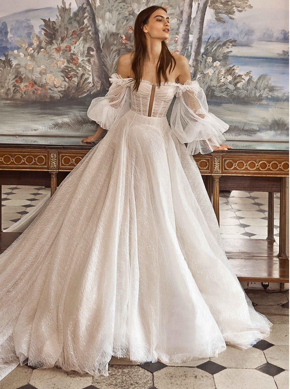 vestido de novia corte princesa con mangas abullonadas y escote strapless