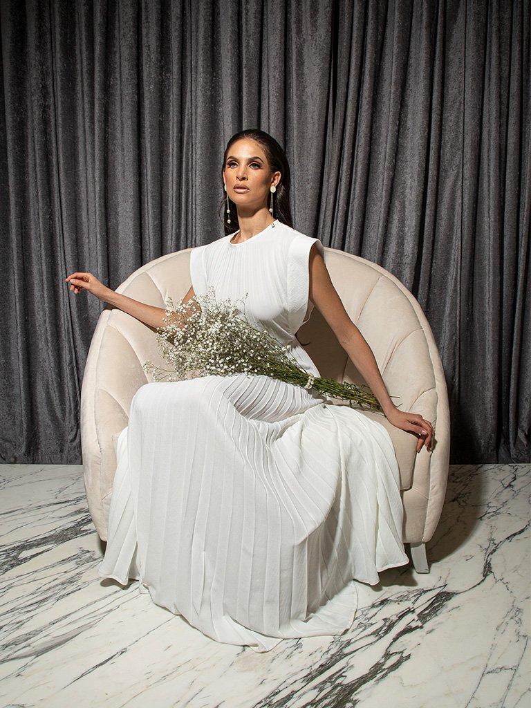 vestido de novia con plisado y cuello redondo