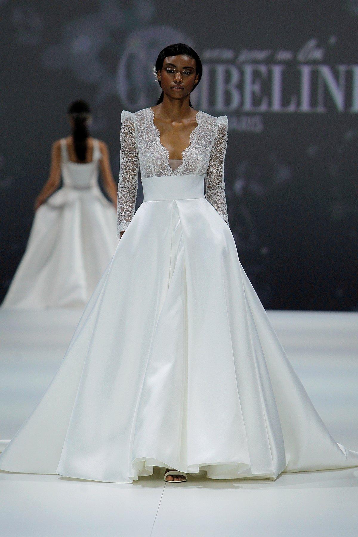 vestido de novia con profundo escote en V