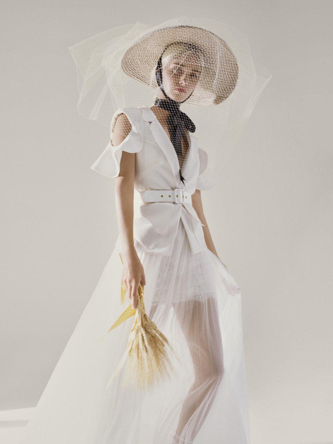 vestido de novia moderno con tul y falda corta