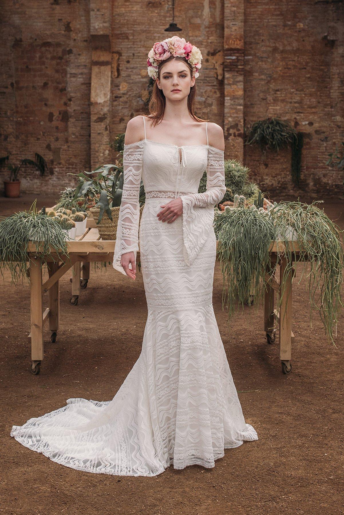 vestido de novia corte recto de encaje de escote hombros descubiertos y manga larga