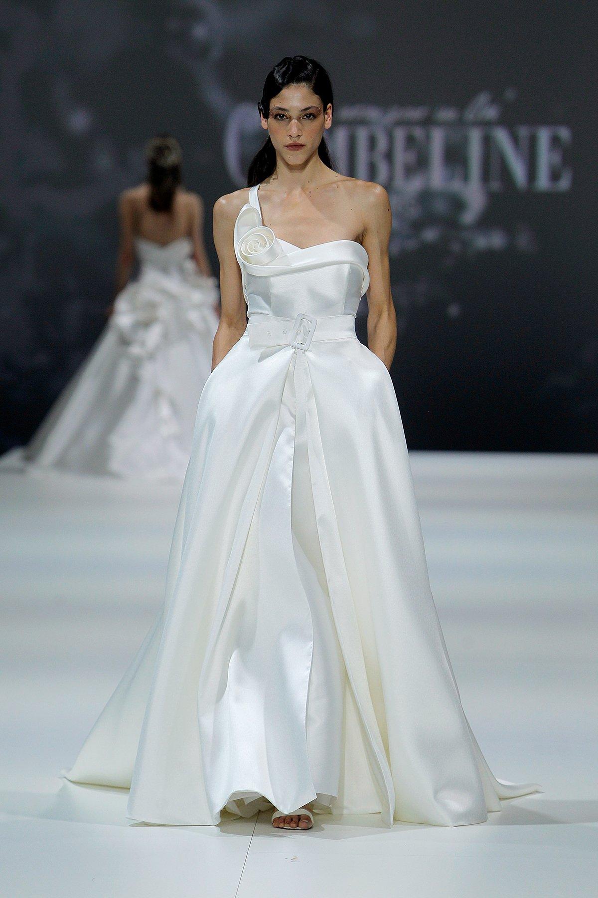 vestido de novia con escote asimétrico