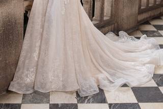 vestido de novia corte A con cauda larga escote redondo y manga larga con transparencia