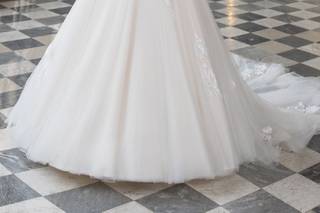 vestido de novia princesa con escote en V y cauda larga de encaje y tul