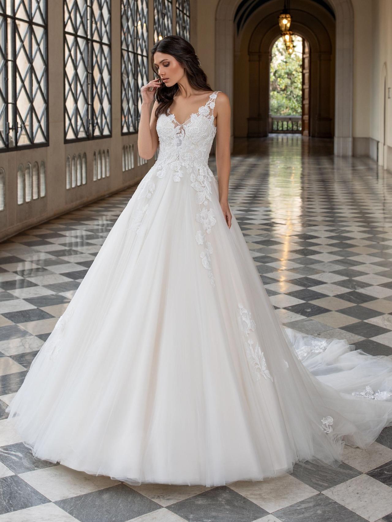 vestido de novia princesa con escote en V y cauda larga de encaje y tul