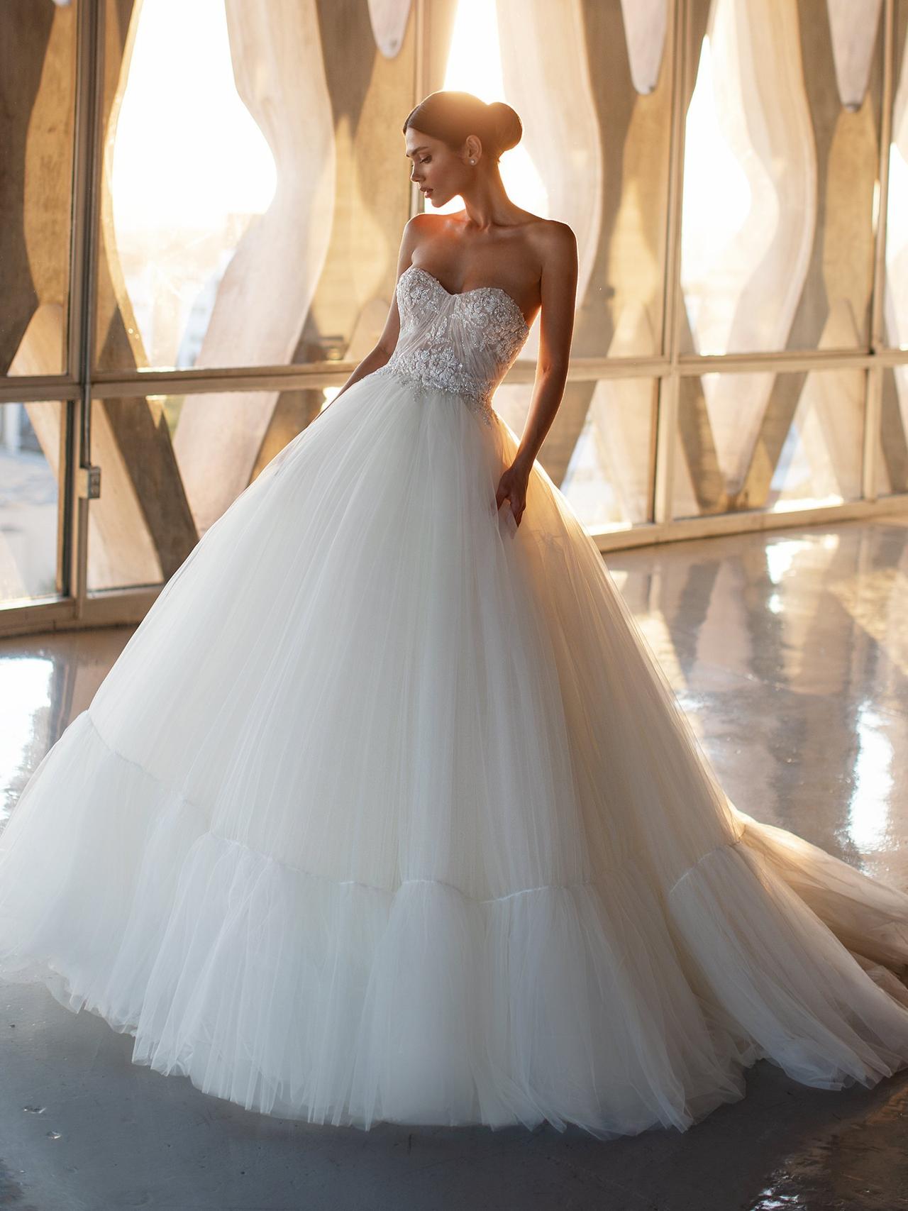 vestido de novia con volumen escote corazón strapless