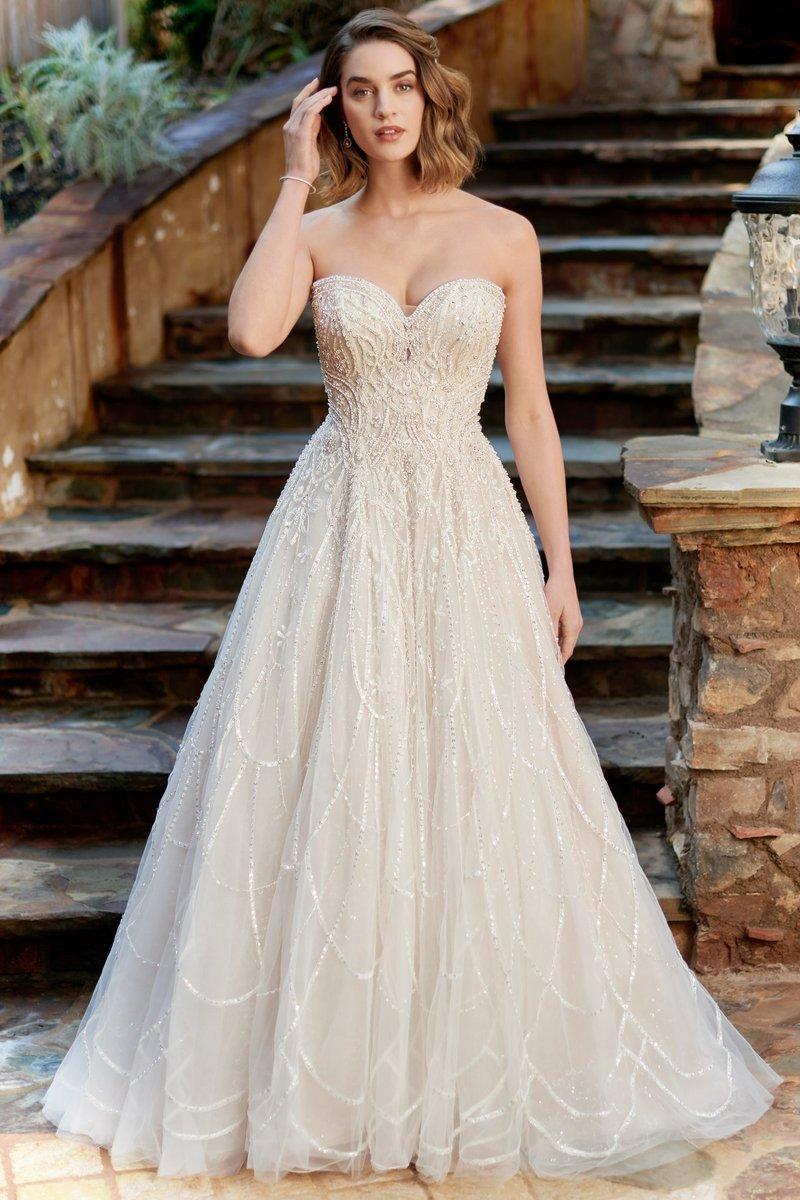 vestido de novia escote strapless corazón con adornos bordados de lentejuelas
