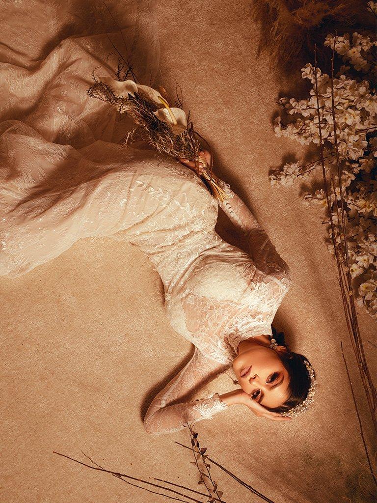 vestido de novia corte recto con manga larga transparente