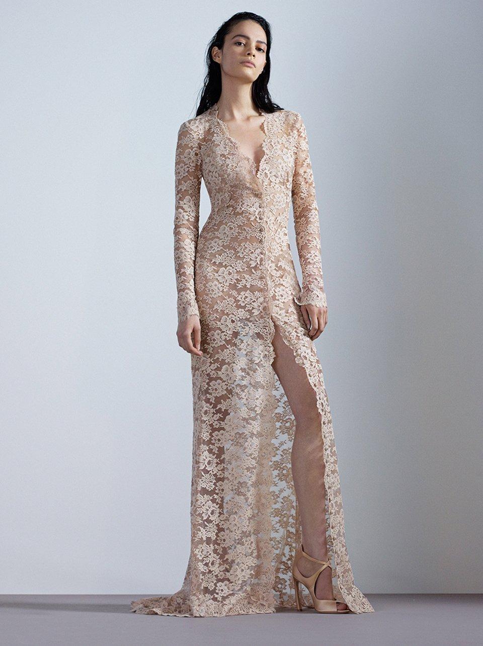 vestido de novia con encaje, manga larga y abertura en la pierna