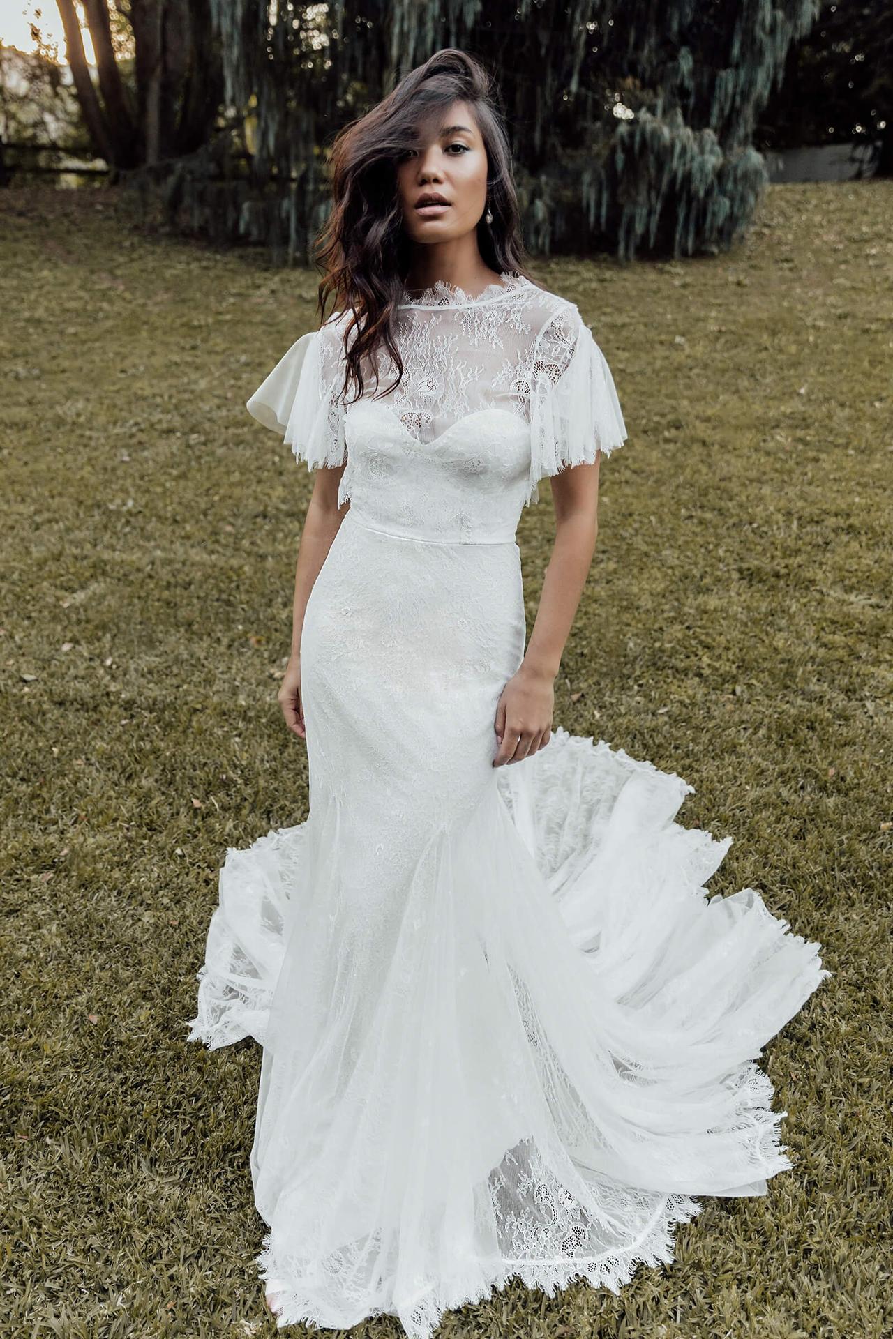 vestido de novia con encaje y capa de tul con mangas mariposa
