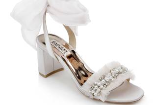 sandalias blancas para novia con tacón cuadrado y tirantes