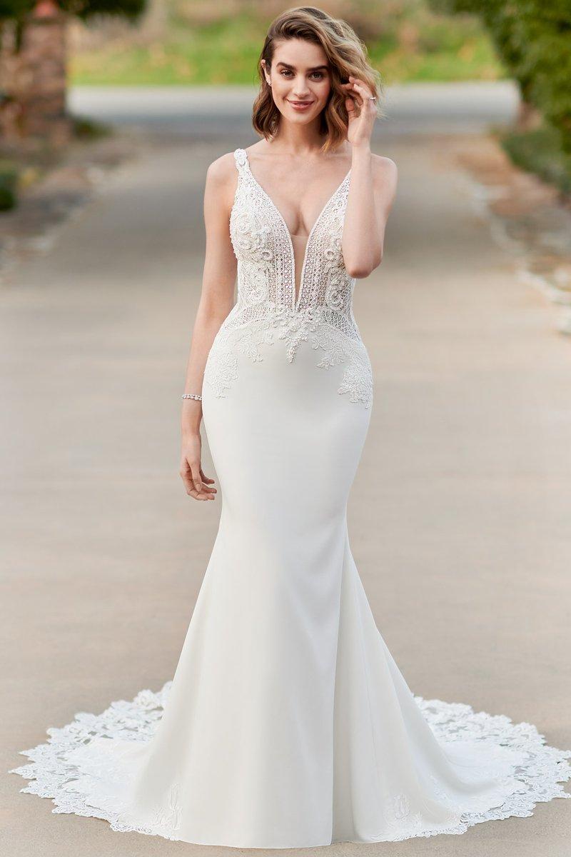 vestido de novia con escote en V y larga cauda con encaje