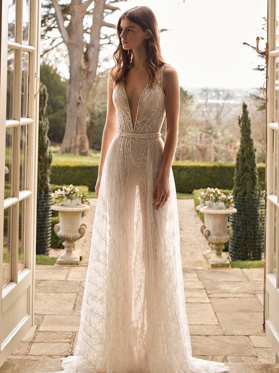vestido de novia transparente con escote en V sin mangas
