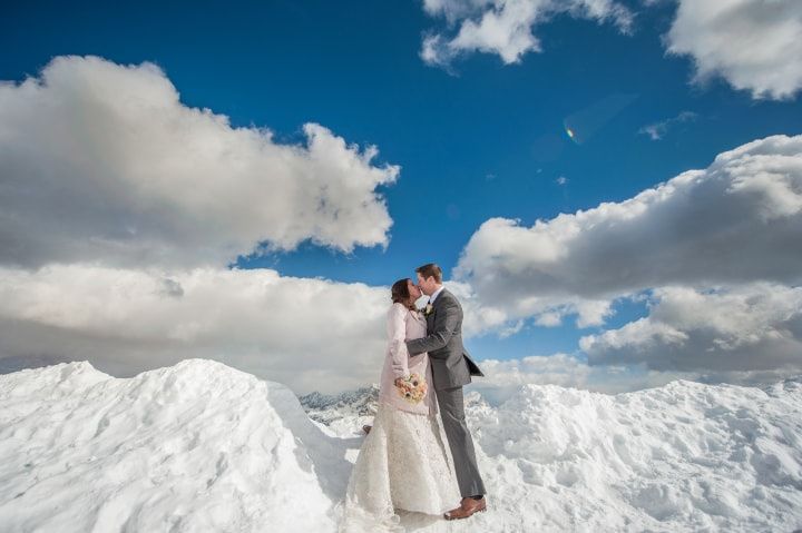 Kim y James, una boda idílica entre la nieve y las nubes