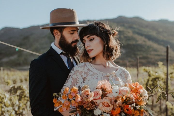 Novios con sombrero: aprende cuál llevar en la - bodas.com.mx