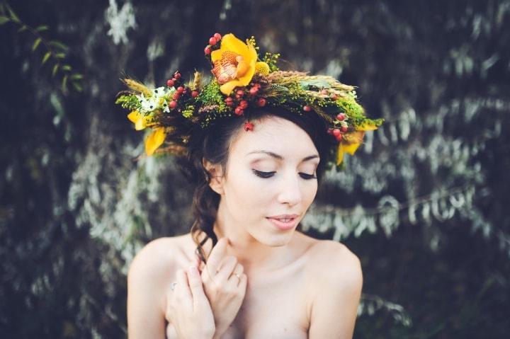 novia con corona de flores amarillas