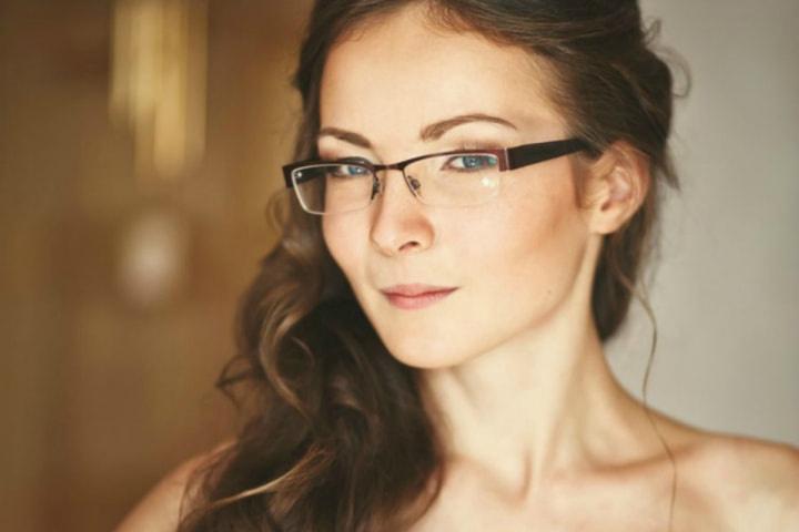 Tips de maquillaje para aquellas que usan lentes  Fotos con lentes, Foto  casual, Caras para fotos