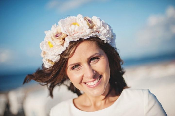 novia con corona de flores blancas