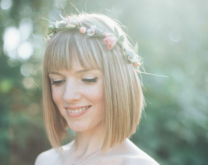 novia de pelo corto con corona de flores pequeña