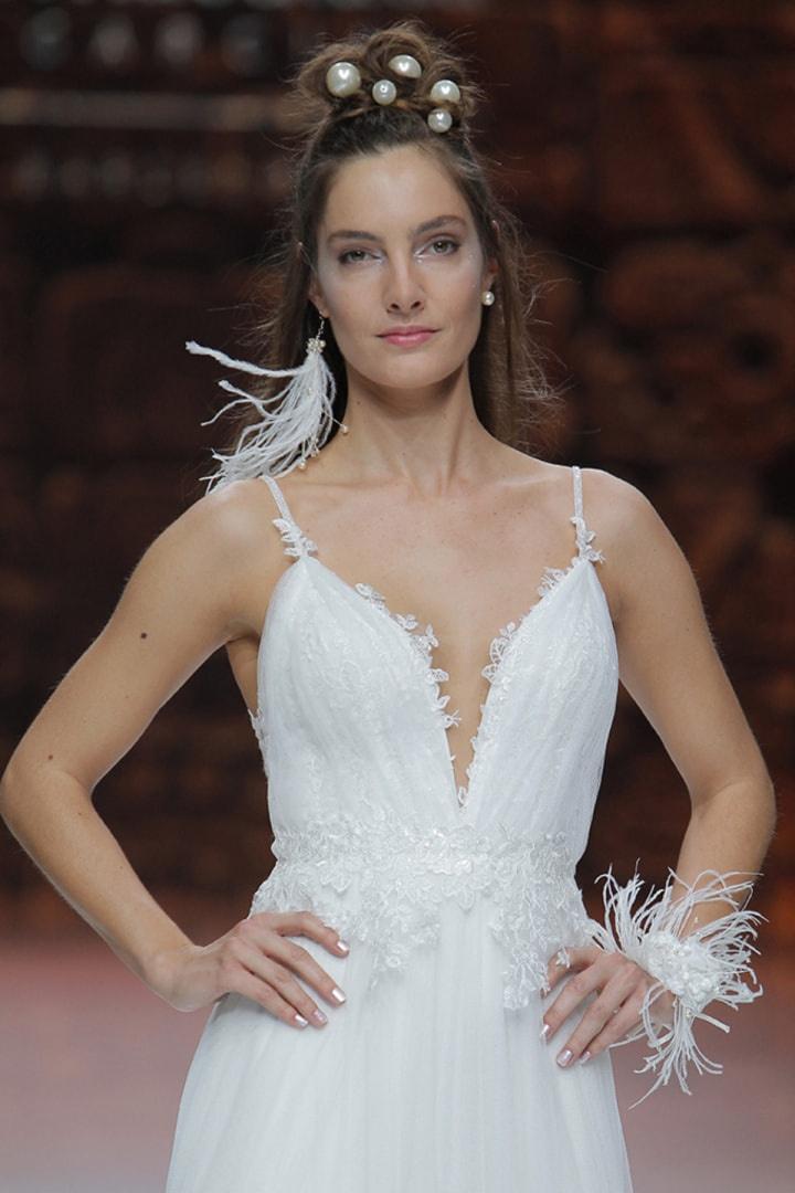 Plumas, la tendencia 2020 para vestidos de novia dinámicos
