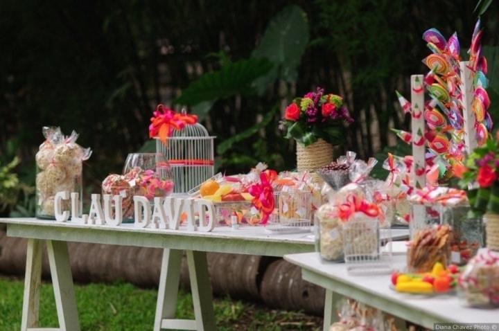 mesa de dulces para boda en jardín