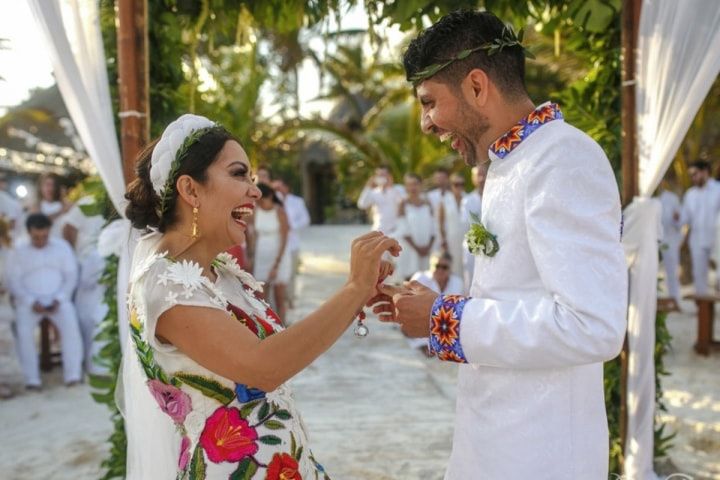 de novia con bordados - bodas.com.mx