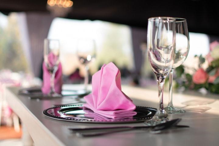 Se Trata De Un Montón De Bonitas Servilletas De Tela Para Los Invitados A  Una Boda. Detalles De Colocación De Una Mesa De Vacaciones. Fotos,  retratos, imágenes y fotografía de archivo libres