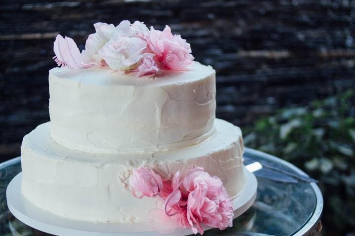 pastel de boda liso con flores rosas