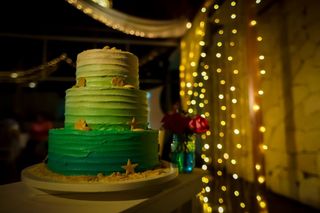 pastel de boda con crema de mantequilla color azul