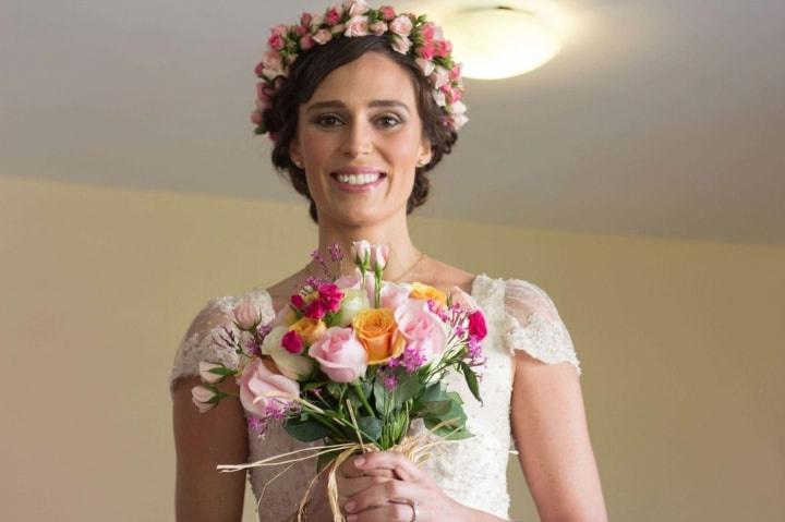 novia con bouquet de novia y corona de flores